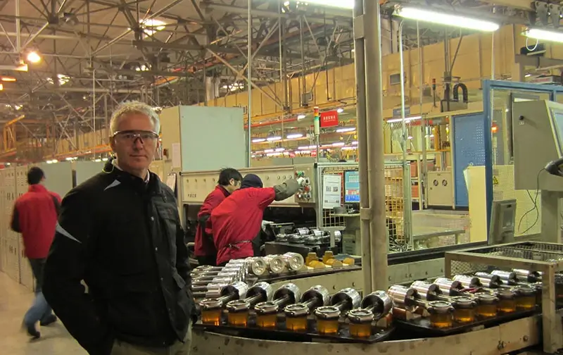 EMACs-UK-Sales-Representative-Richard-Smith-visiting-DCEC-Cummins-factory800x504